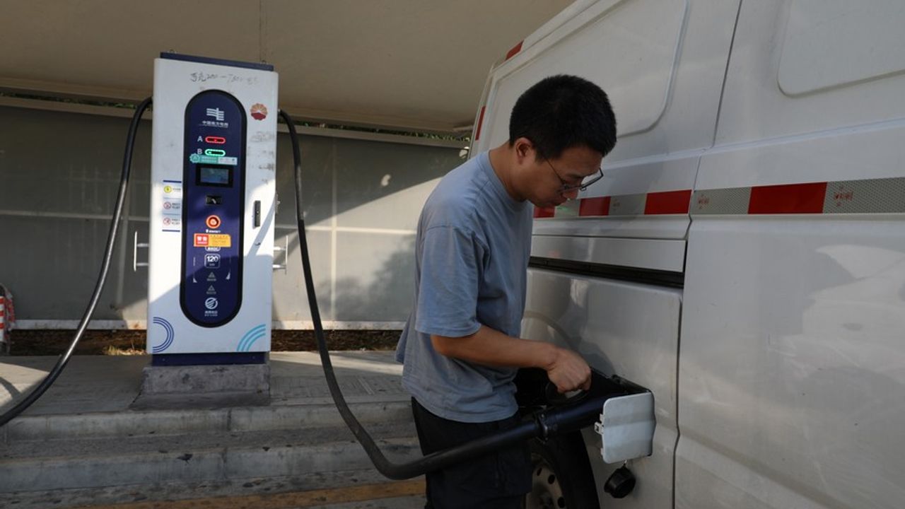 Çin'in Xinjiang bölgesinde yeni enerjili araçlar için şarj istasyonları faaliyete geçti