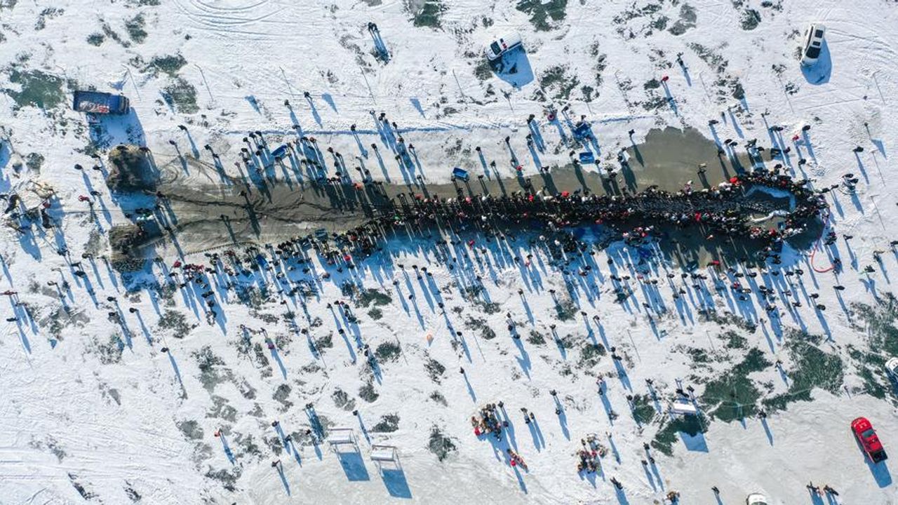 Çin'deki buz tutmuş gölde kış balıkçılığı festivali renkli görüntülere sahne oldu