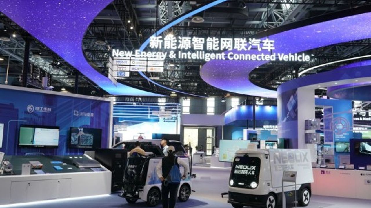 Çin'in Wuhan kentinde akıllı bağlantılı araçların denendiği yollar genişletildi