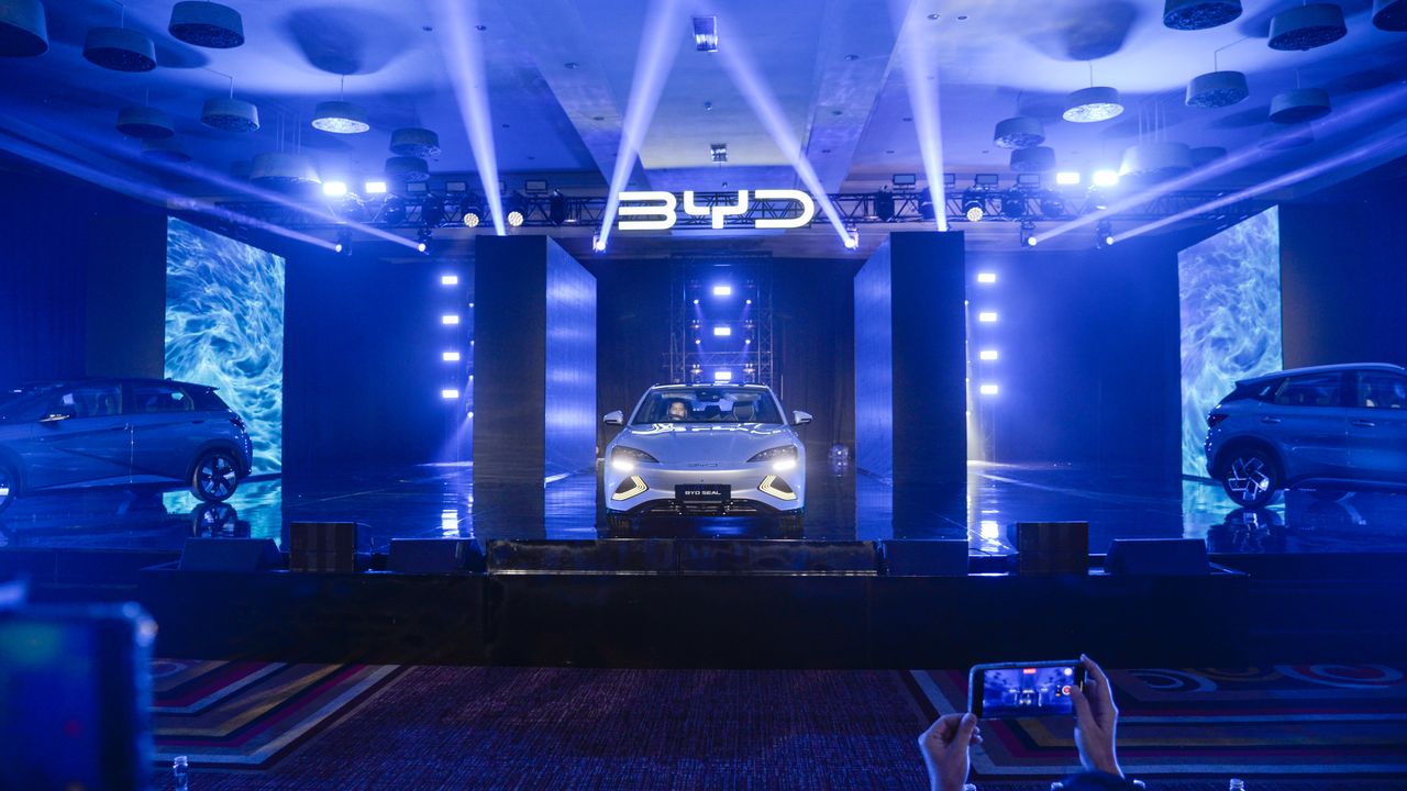 Çinli otomobil üreticisi BYD, Cakarta'da üç yeni modelini tanıttı