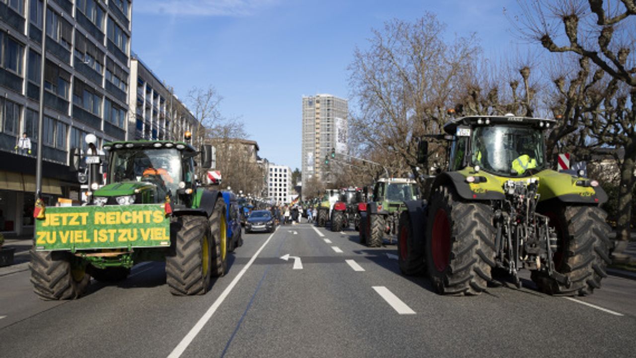 Almanya'da çiftçiler tarımsal desteğin kaldırılmasına karşı yollara döküldü