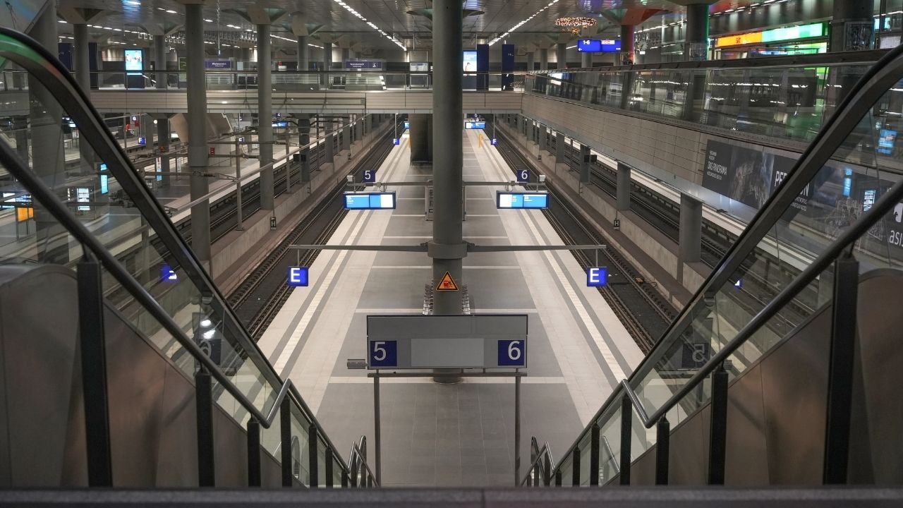 Almanya'da makinistlerin grevi nedeniyle demiryolu ulaşımı aksadı