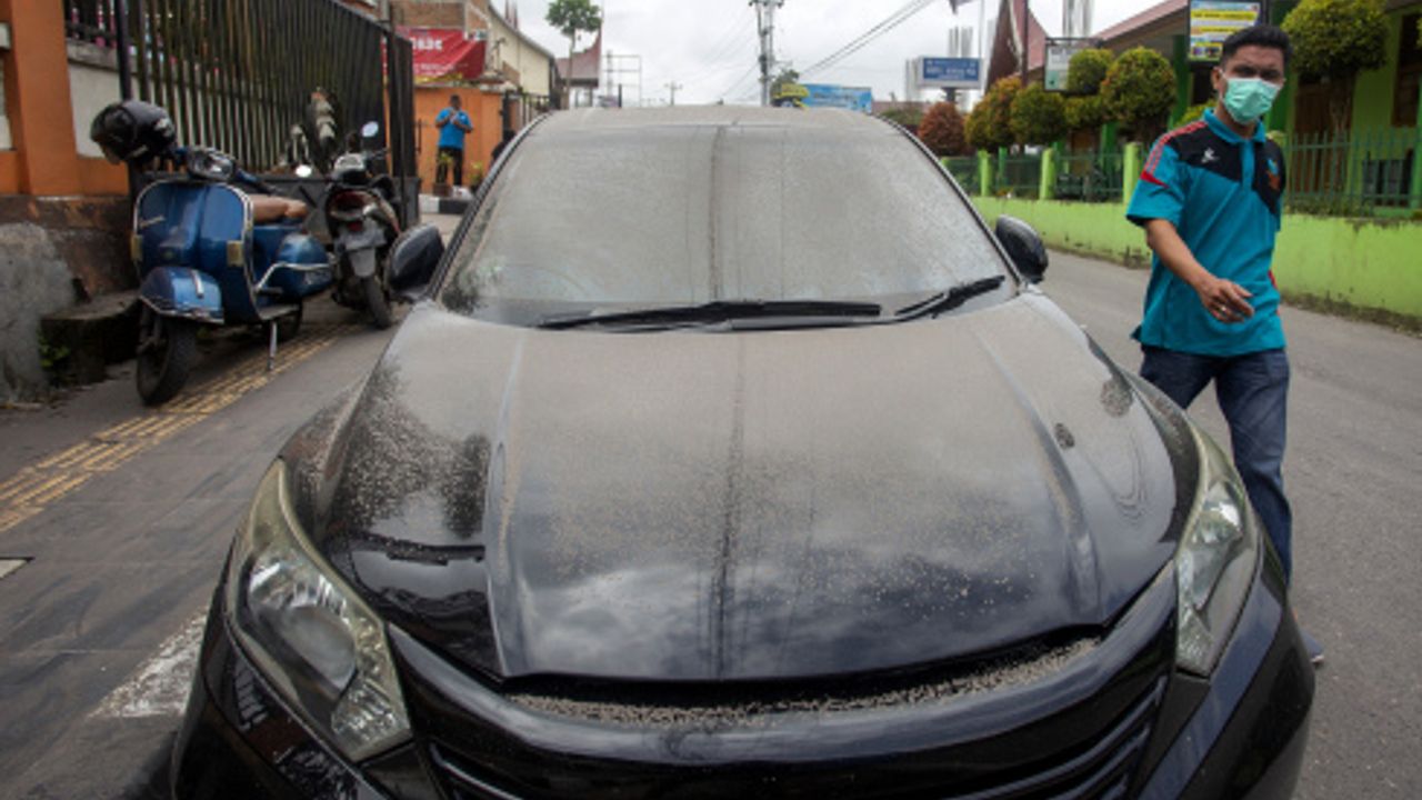 Merapi Yanardağı çevre bölgeleri volkanik küllerle kapladı