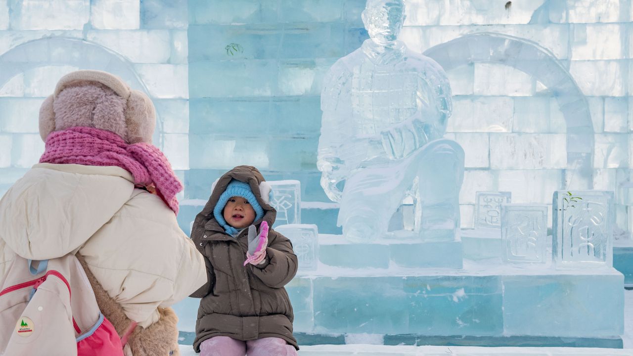 Çin'in Harbin Buz ve Kar Dünyası'nda Terracotta Savaşçılarının buzdan heykelleri büyük ilgi topladı