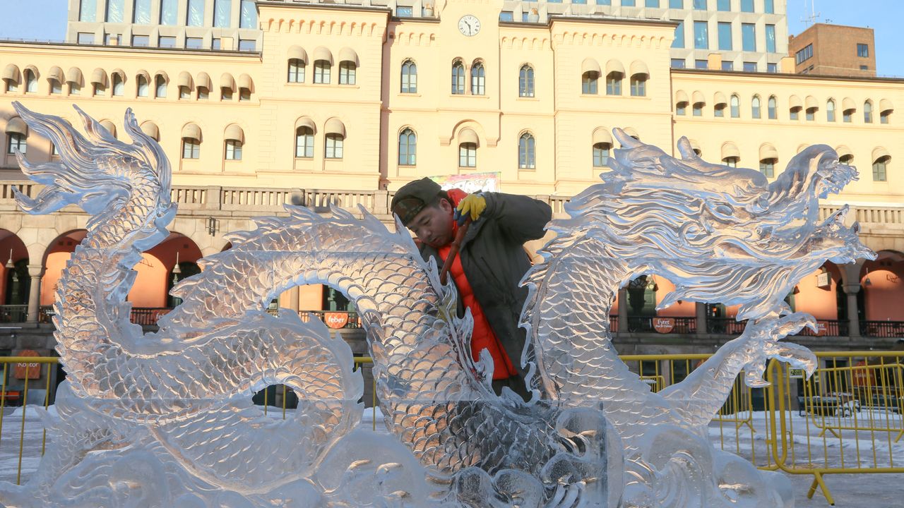 Çinli sanatçıların buzdan heykel ve fenerleri Norveç'te sergileniyor