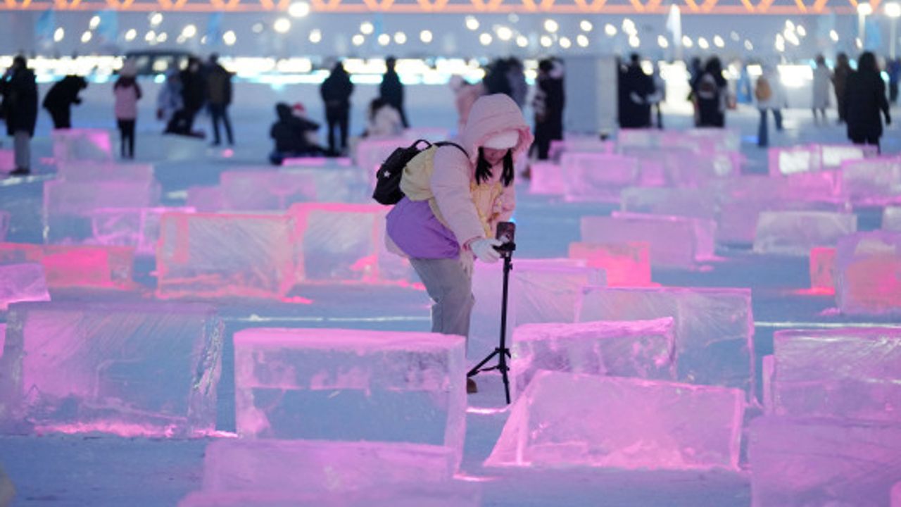 Çin'de düzenlenen Buz ve Kar Festivali renkli görüntülere sahne oldu