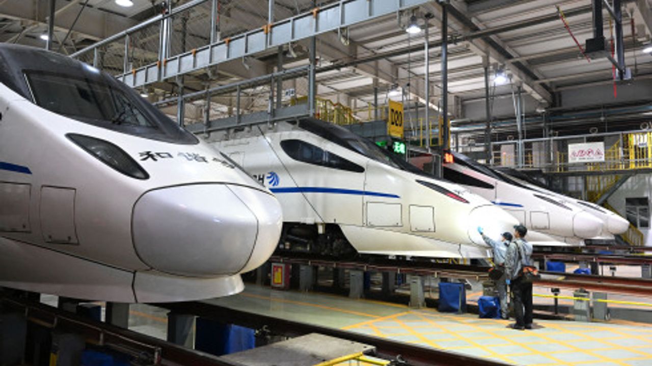 Çin'de yoğun tatil döneminin ardından yüksek hızlı trenler bakımdan geçiyor