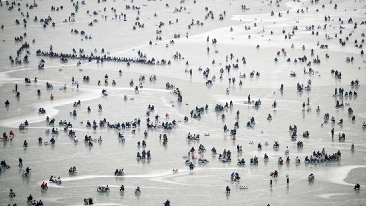 Çin'deki donmuş göl ziyaretçi akınına uğradı