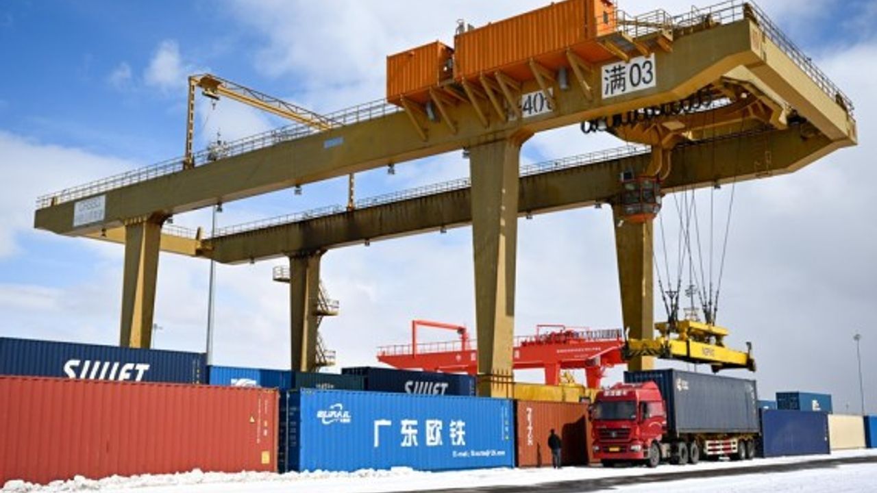 Çin'in Manzhouli kara limanı 2023'te rekor sayıda Çin-Avrupa yük trenine hizmet verdi