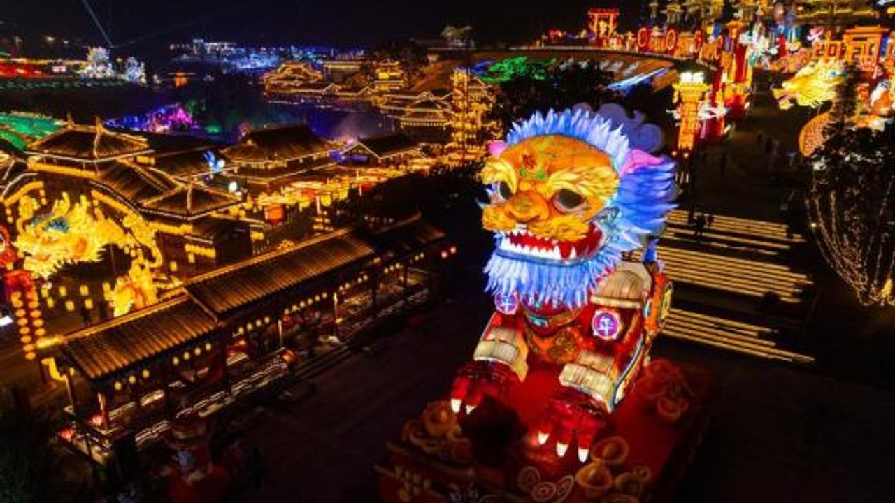 Çin'in Zigong kenti renkli fener gösterisiyle aydınlandı