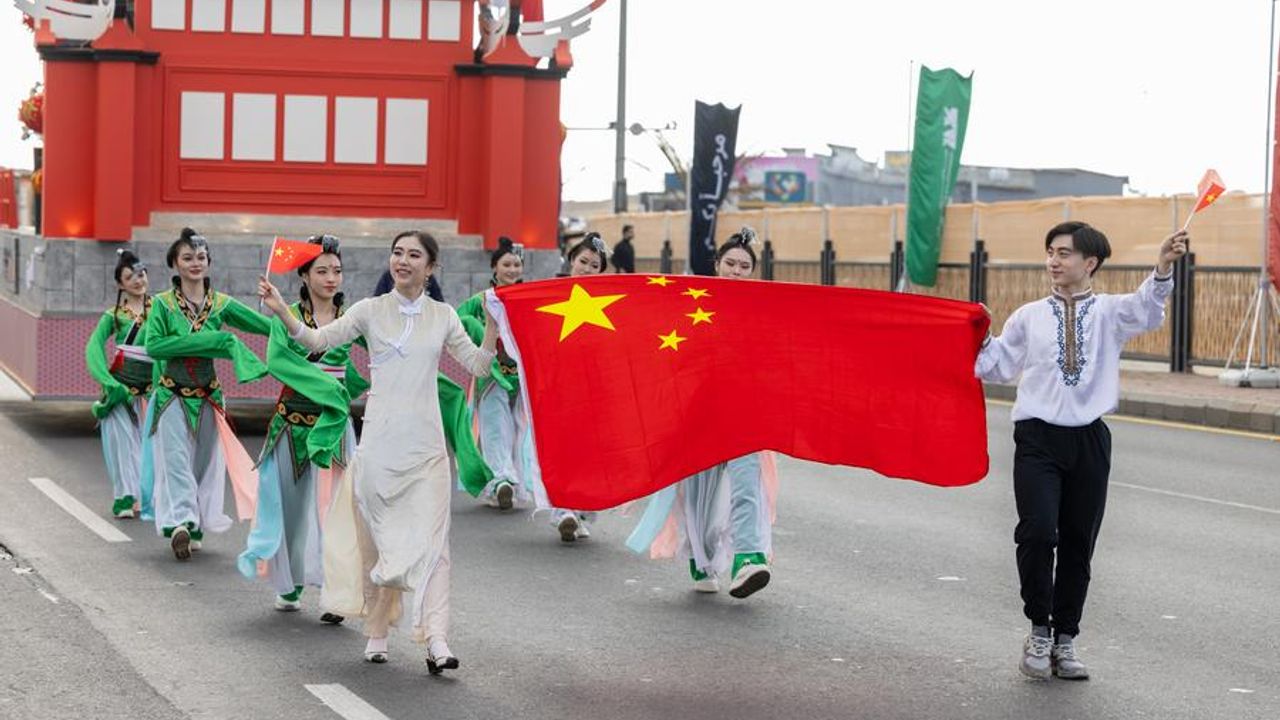 Suudi Arabistan'daki uluslararası sanat festivalinde Çinli dansçılar göz doldurdu