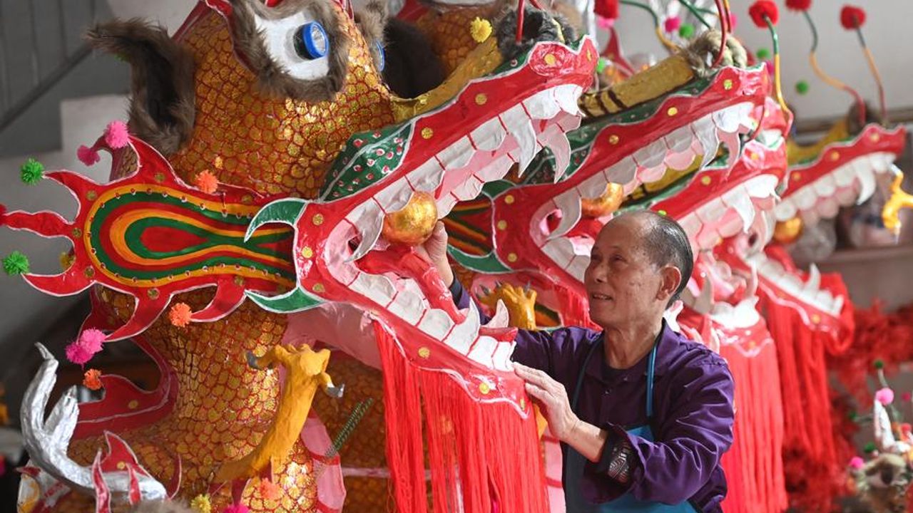 Çin'de bambudan yapılan ejderha maketleri Ejderya Yeni Yılı'na hazır