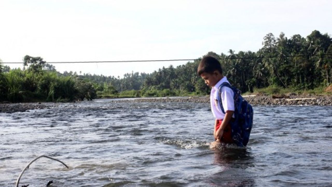 Endonezyalı çocukların zorlu okul yolculuğu
