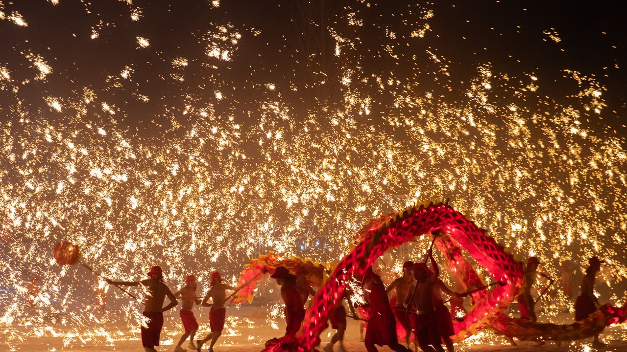 Harbin'de ateş ejderhası dansı izleyenleri büyüledi