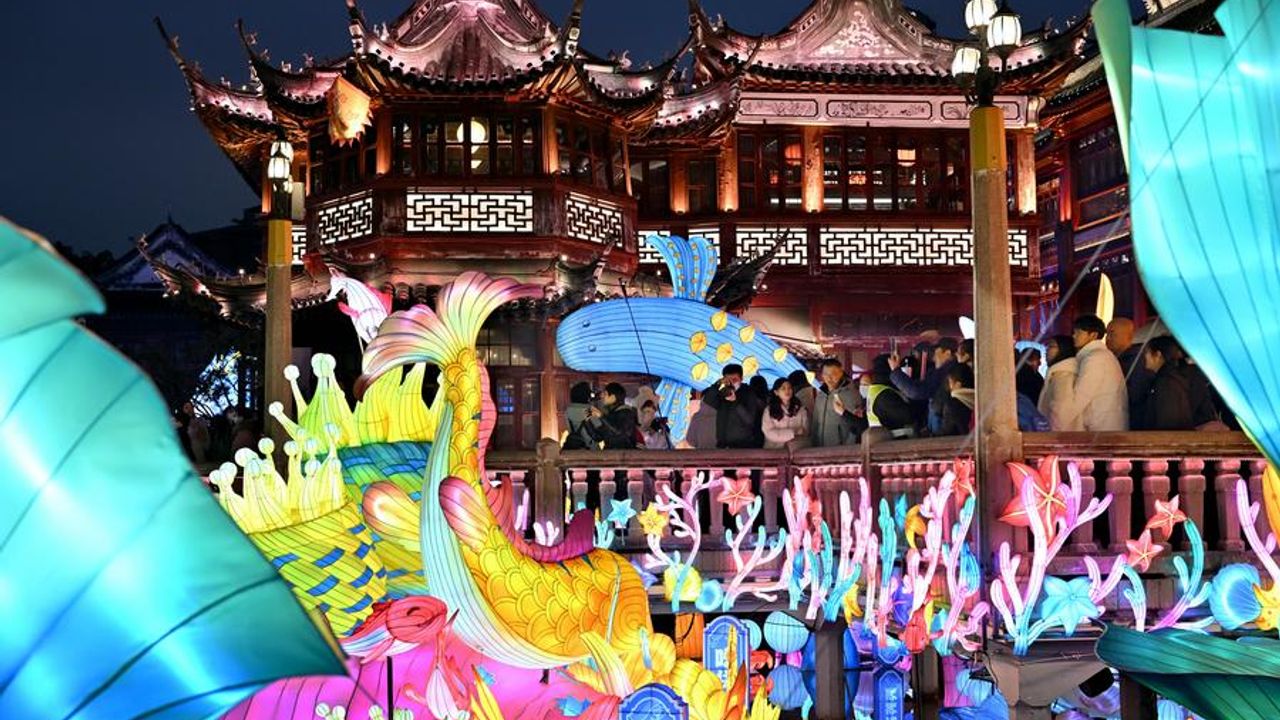 Çin'in Shanghai kentinde yaklaşan Bahar Festivali için fener fuarı düzenlendi