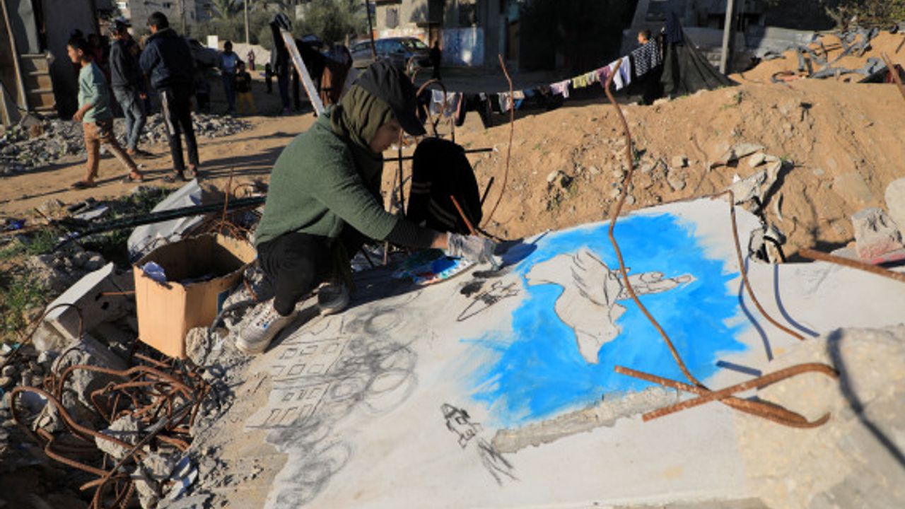 Filistinli sanatçı, Gazze halkının acılarını enkaz üzerine resim çizerek anlatıyor