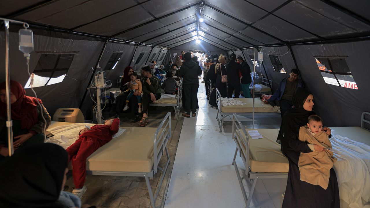 Gazzeliler bombardıman tehdidinin yanı sıra bulaşıcı hastalık riskleri altında yaşamaya çalışıyor