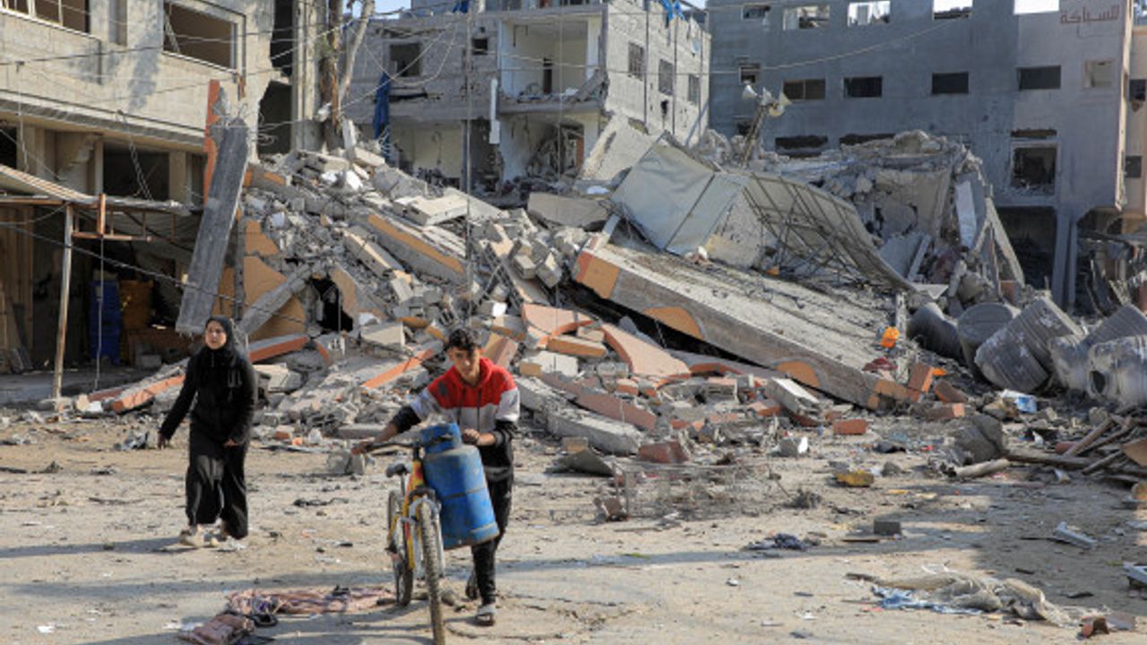İsrail saldırıları Gazze'nin güneyindeki Han Yunus kentinde geniş çaplı yıkıma neden oldu