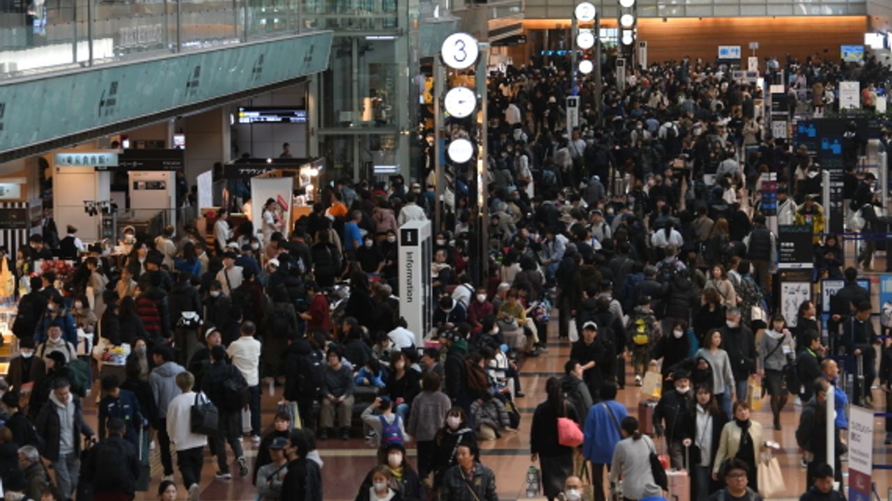 Japonya'daki uçak kazasının ardından yolcular havalimanında mahsur kaldı