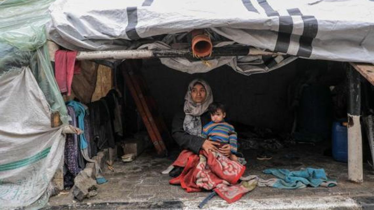 Gazze'deki kötü hava koşulları temel ihtiyaçlara ulaşamayan Filistinlilerin yaşamını daha da zorlaştırdı