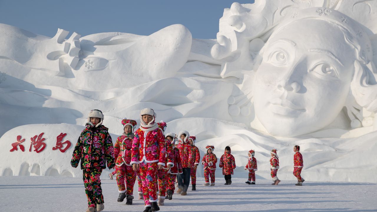 Çin'in Harbin kentinde kardan heykeller arasında kostümlü geçit töreni düzenlendi