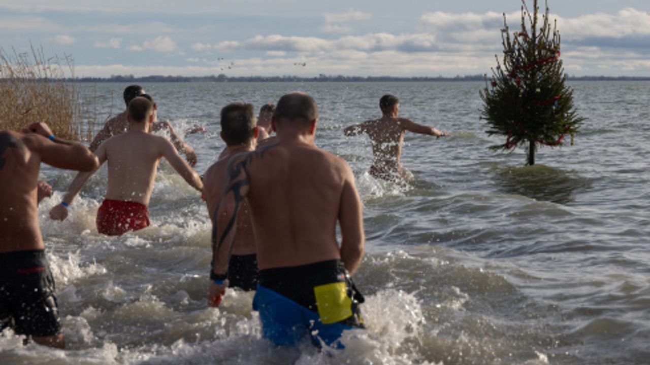 Macaristan'da halk yeni yılı Balaton Gölü'nün soğuk sularında kutladı
