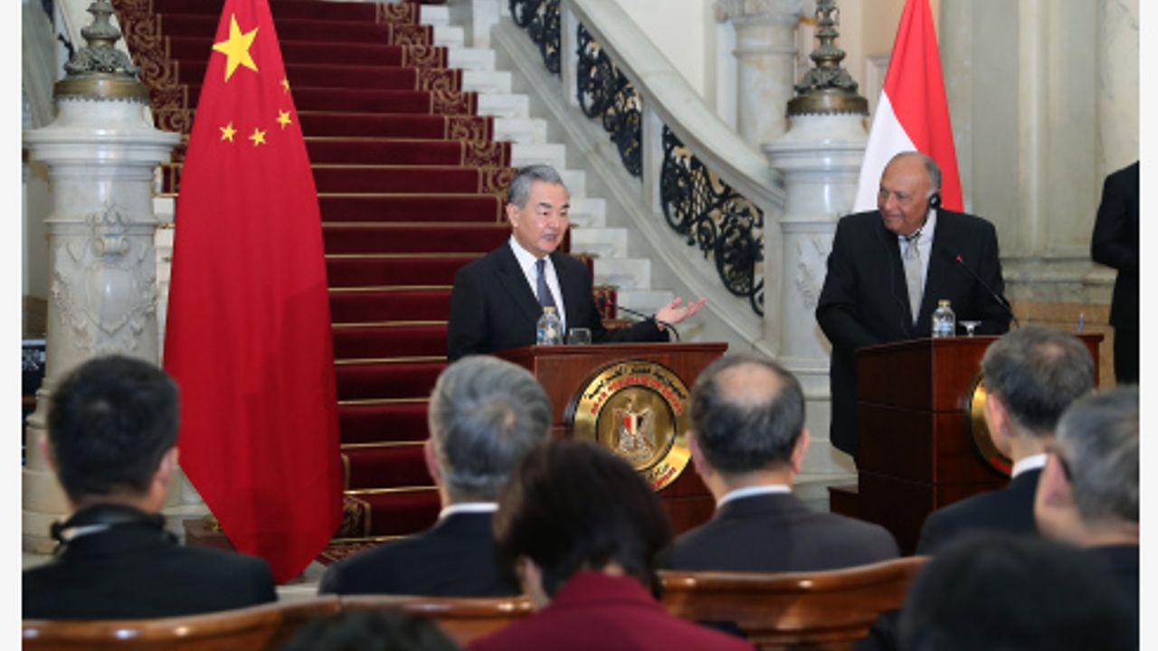 Çin Dışişleri Bakanı, Kahire'de Mısırlı mevkidaşıyla görüştü