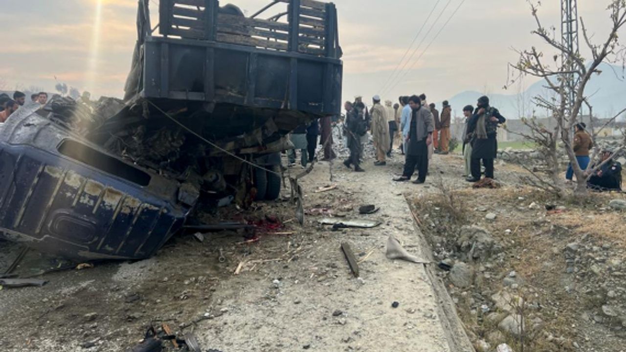 Pakistan'da polis aracı yakınında patlama: 6 ölü, 22 yaralı