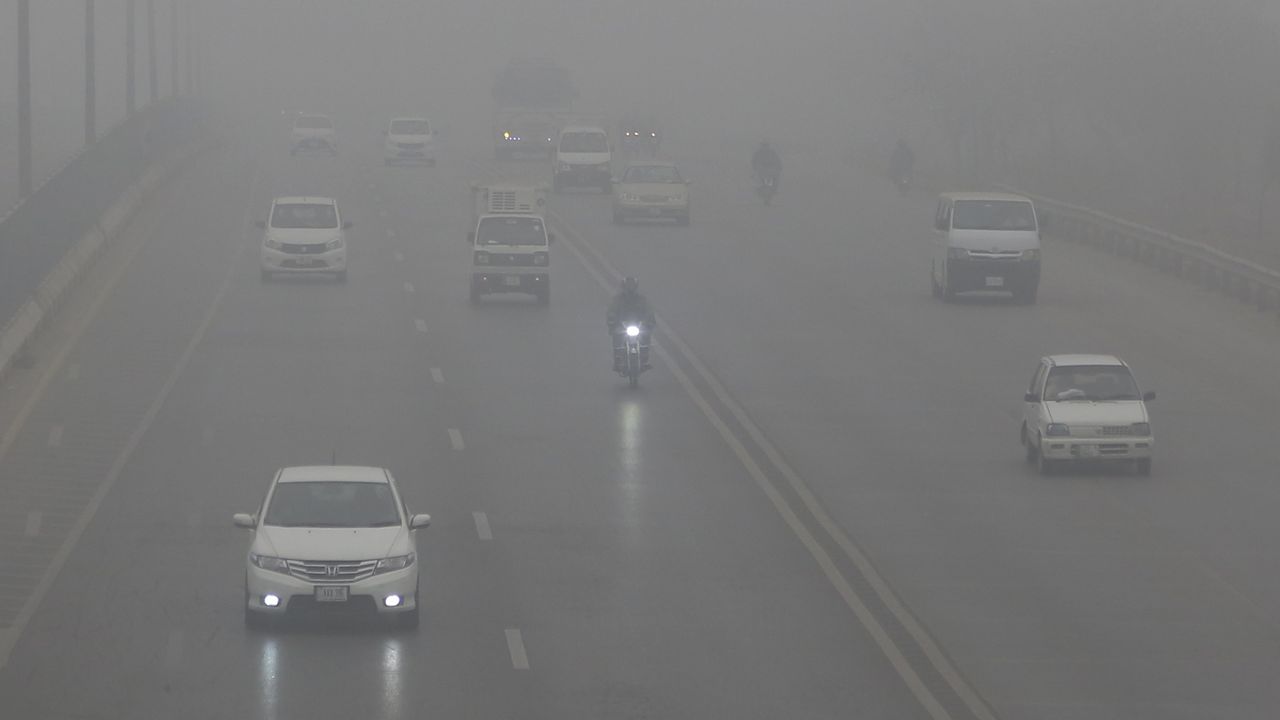 Pakistan'da yoğun sis yaşamı olumsuz etkiledi