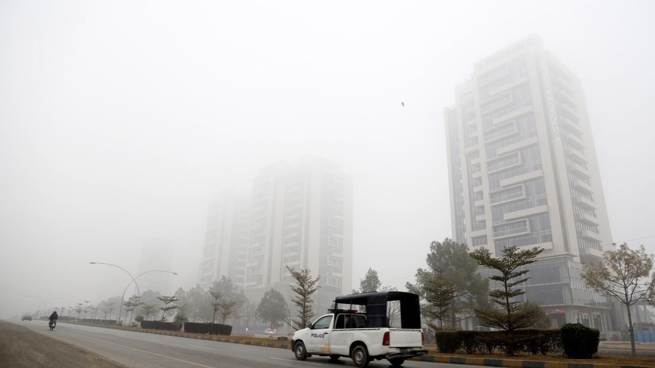 Pakistan'da yoğun sis gündelik hayatı olumsuz etkiledi