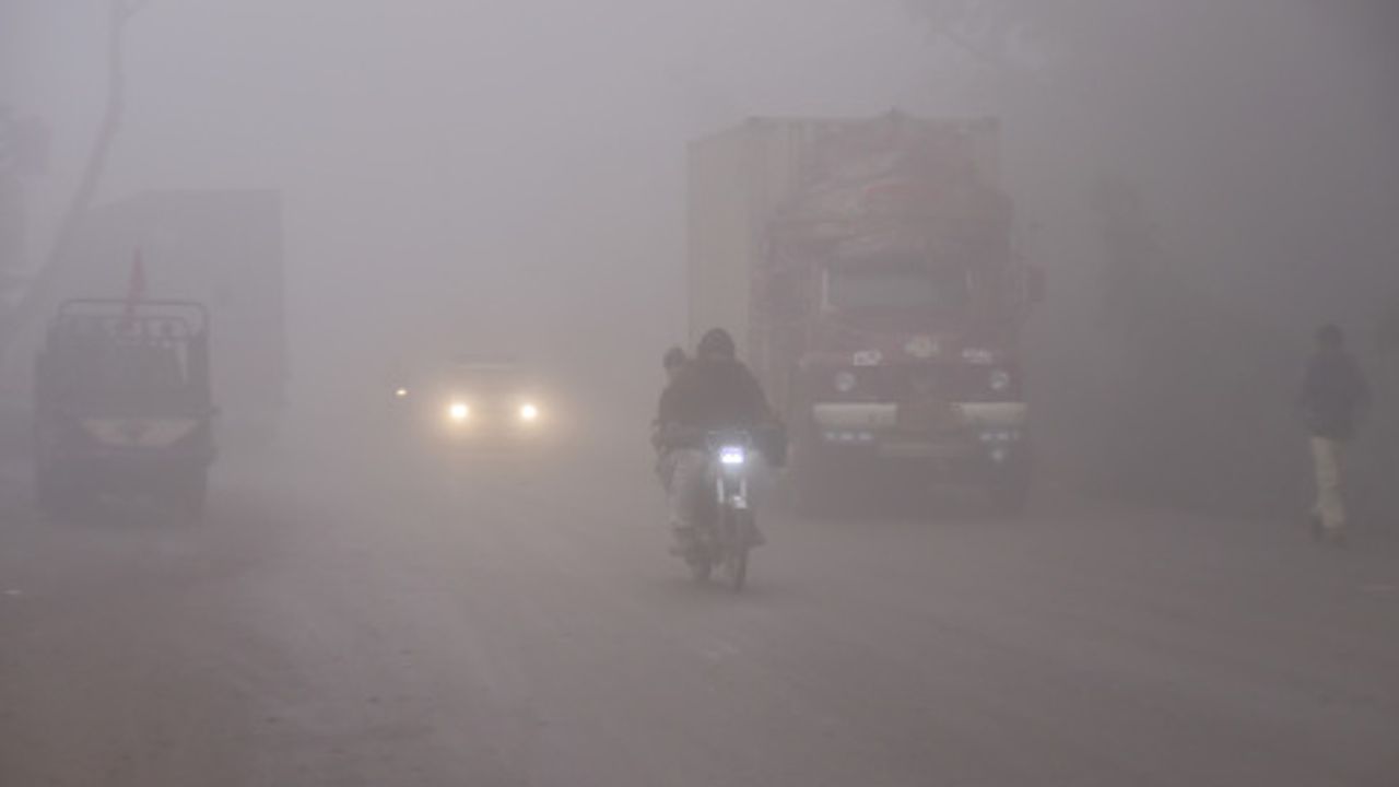 Pakistan'ın Peşaver kentinde sis gündelik hayatı olumsuz etkiledi