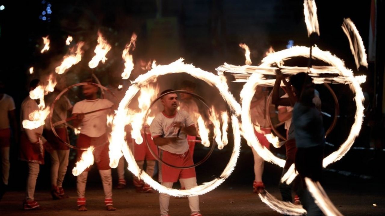 Sri Lanka'da Duruthu Perahera festivali coşkuyla kutlandı
