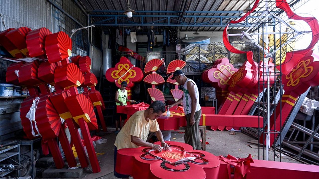 Endonezya'da Çin Yeni Yılı kutlamaları için süsleme imalatı tüm hızıyla sürüyor