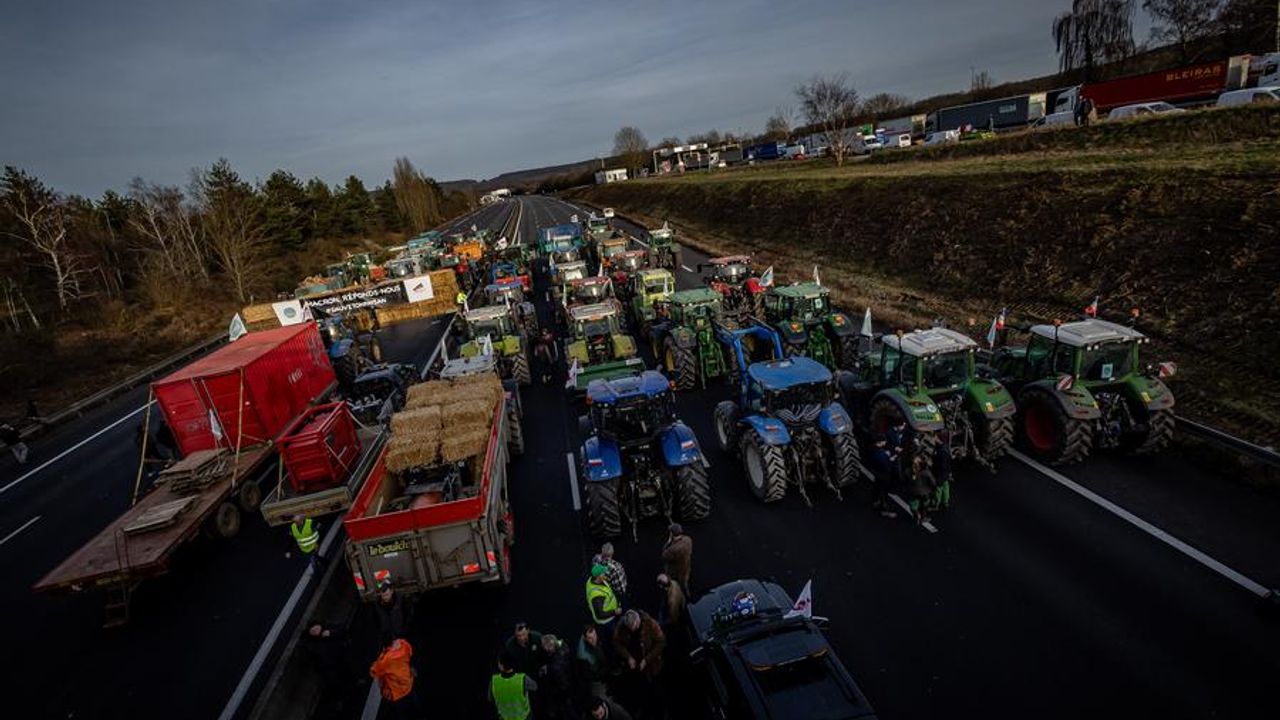 Fransız çiftçiler protesto için Paris çevresindeki otoyolları kapattı