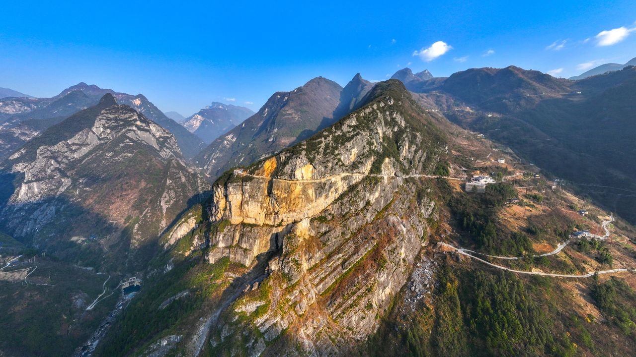 Çin'de dağa oyulmuş Langying Uçurum Yolu'nun etkileyici manzarası