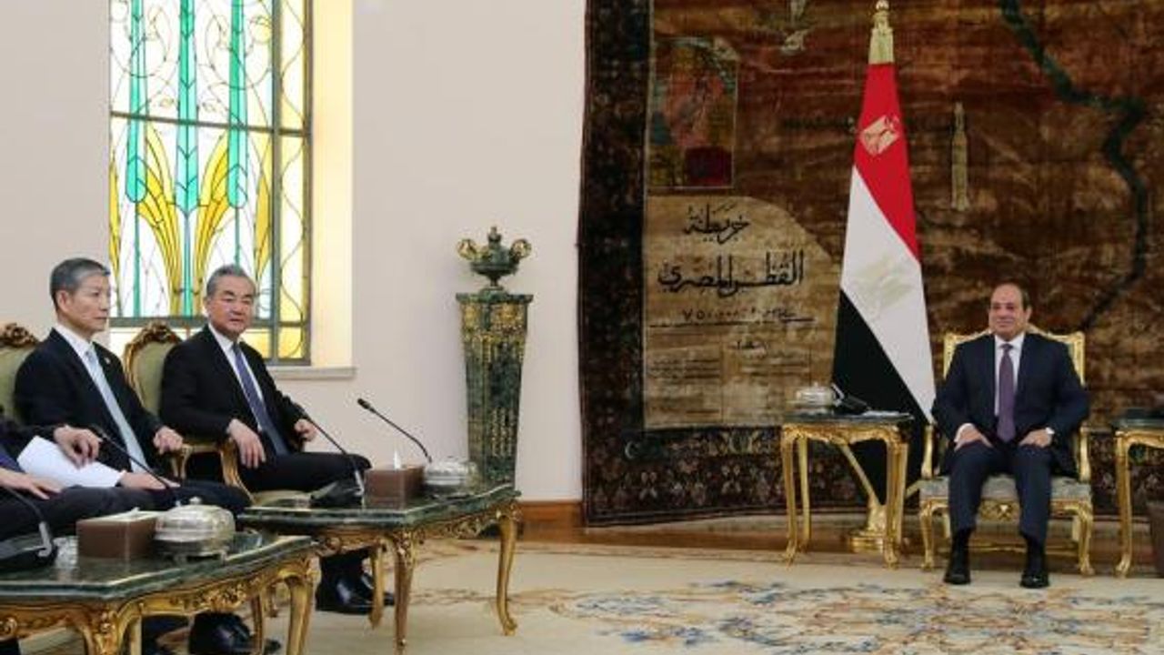 Mısır Cumhurbaşkanı ve Çin Dışişleri Bakanı, ikili ilişkiler ve Gazze çatışmasını görüştü