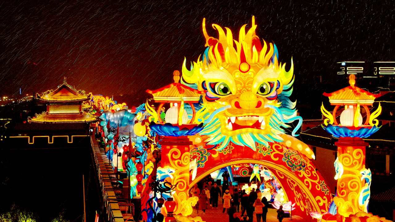 Çin'de dev fenerlerden oluşan ışık festivali kapılarını ziyaretçilere açtı