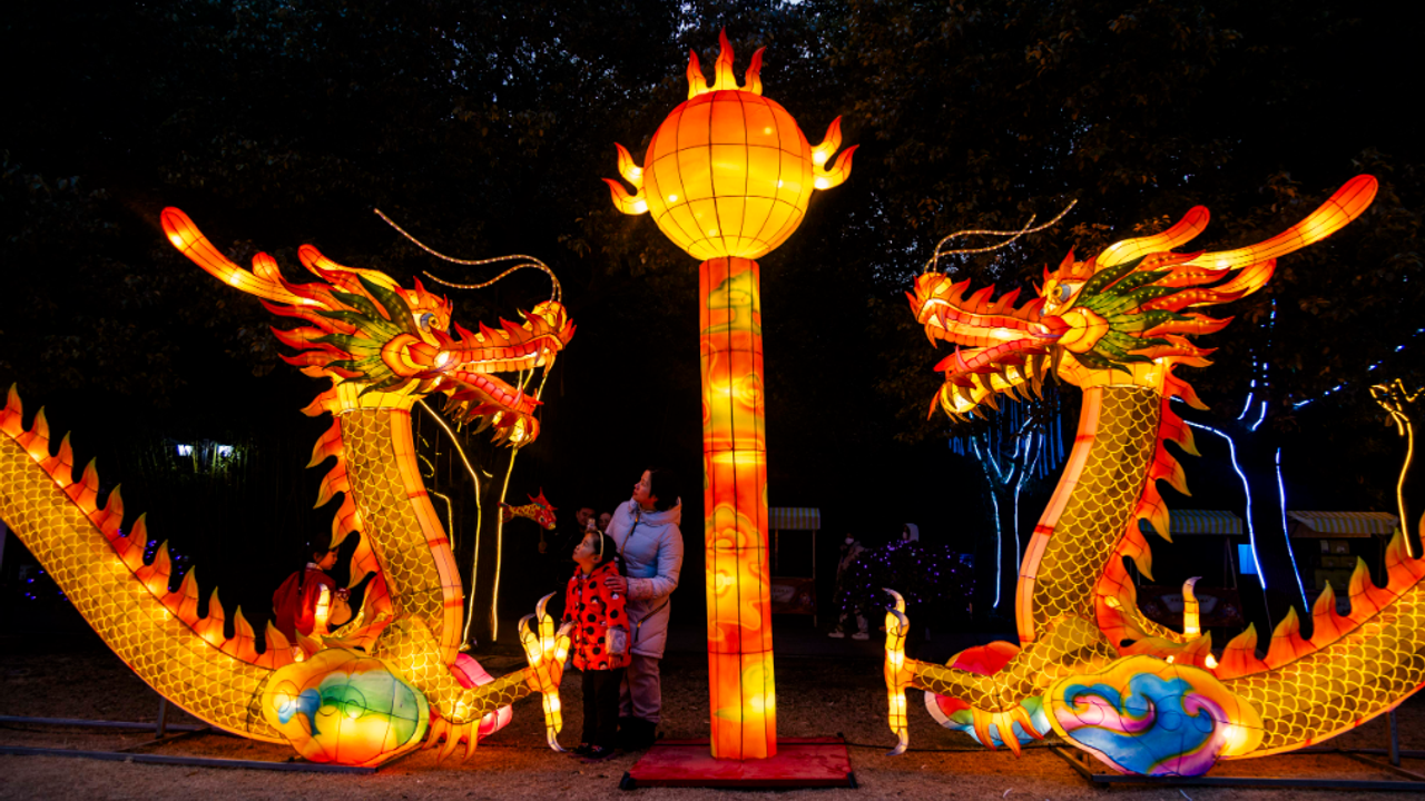 Çin'de birçok şehir Bahar Bayramı kutlamaları kapsamında ışıklı fenerlerle süslendi