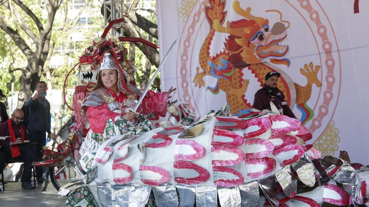Meksika'da yaklaşan Çin Yeni Yılı'nı kutlamak için bisikletli kostüm yarışması düzenlendi