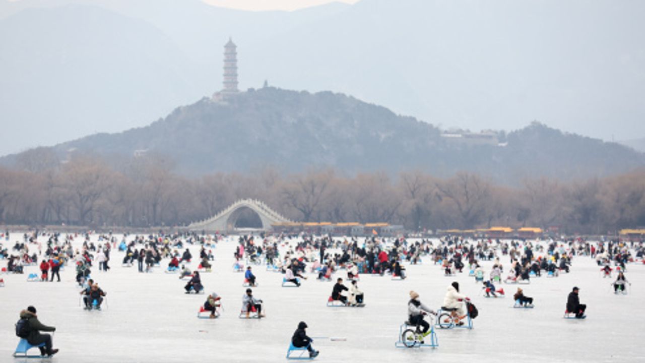 Çin'in başkenti Beijing'deki donmuş göl eğlence kaynağı oldu