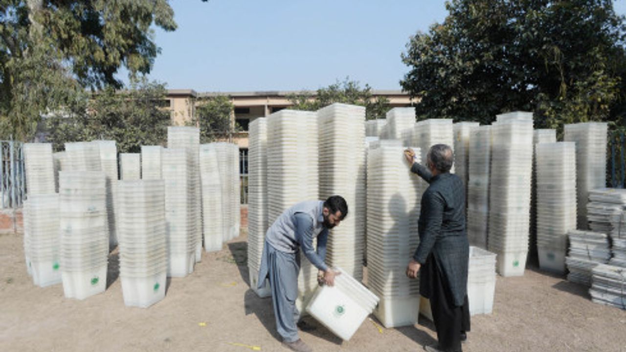 Pakistan'da seçim hazırlıkları sürüyor