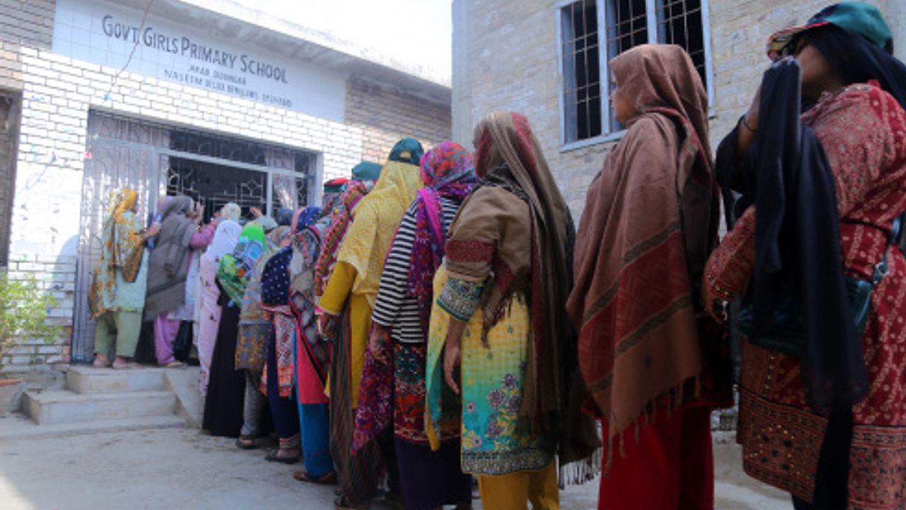 Pakistan'da seçim sonuçları açıklanmaya başlandı