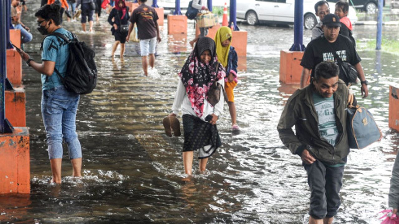 Endonezya'da sel hayatı olumsuz etkiledi