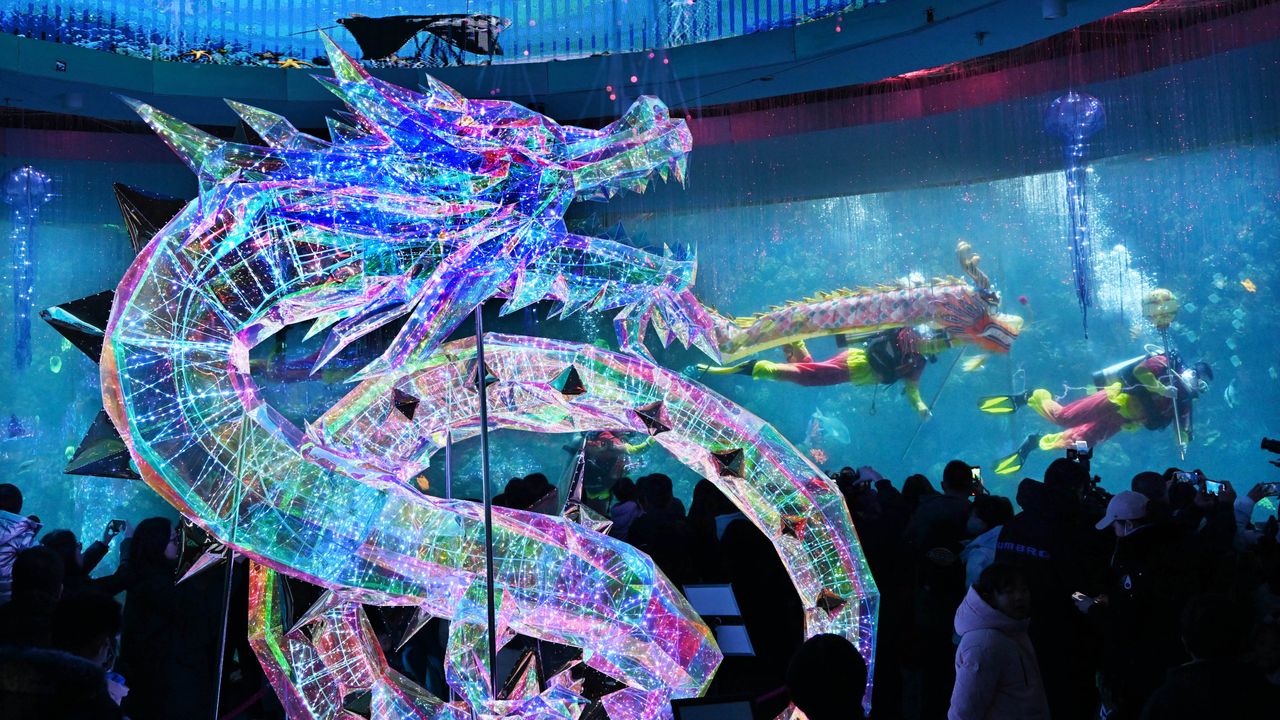 Çin'in Qingdao kentinde su altı ejderha dansı gösterisi düzenlendi