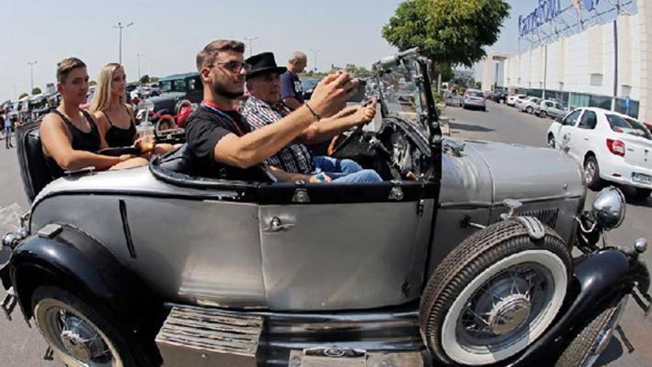 Romanya'daki klasik otomobil şovu ziyaretçileri cezbediyor