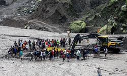 Endonezya'da Merapi Yanardağı'nın soğuk lavı toprak kaymasıyla nehre taşındı