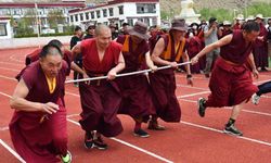 Tibet'teki Budist Teoloji Enstitüsü'nde spor etkinliği