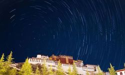 Tibet'ten yıldızlı gökyüzü manzarası