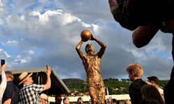 Bosna Hersek'te basketbolcu Mirza Delibasic'in anıtı dikildi