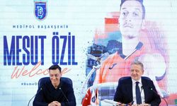 Mesut Özil, Başakşehir’e resmi imzayı attı